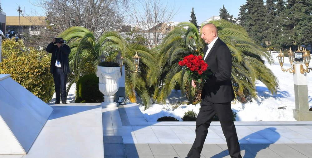 Prezident Lenkeran seherinde Umummilli Lider Heyder Eliyevin abidesini ziyaret edib