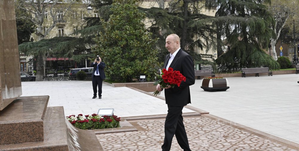 Ilham Eliyev Gencede Ulu Onderin abidesini ziyaret edib