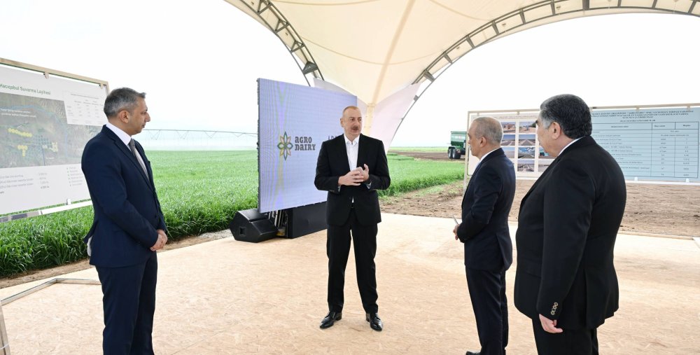 Ilham Eliyev “Agro Dairy” MMC-ye mexsus torpaq sahesine suvarma suyunun catdirilmasi uzre qurgular kompleksi ile tanis olub