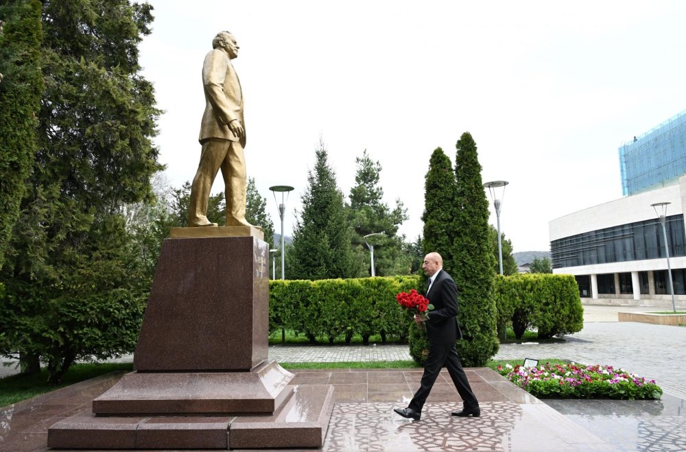 Ilham Eliyev Qebelede Umummilli Lider Heyder Eliyevin abidesini ziyaret edib