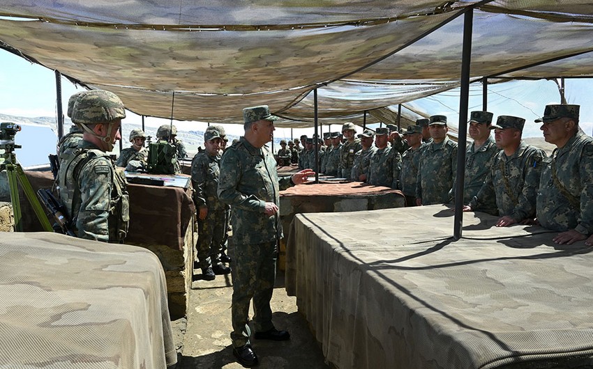 Bas Qerargah reisi artilleriya bolmelerinin taktiki telimini izleyib