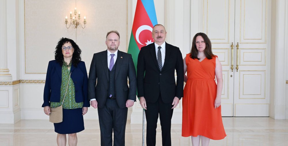 Ilham Eliyev Kanadanin olkemizde yeni teyin olunmus sefirinin etimadnamesini qebul edib