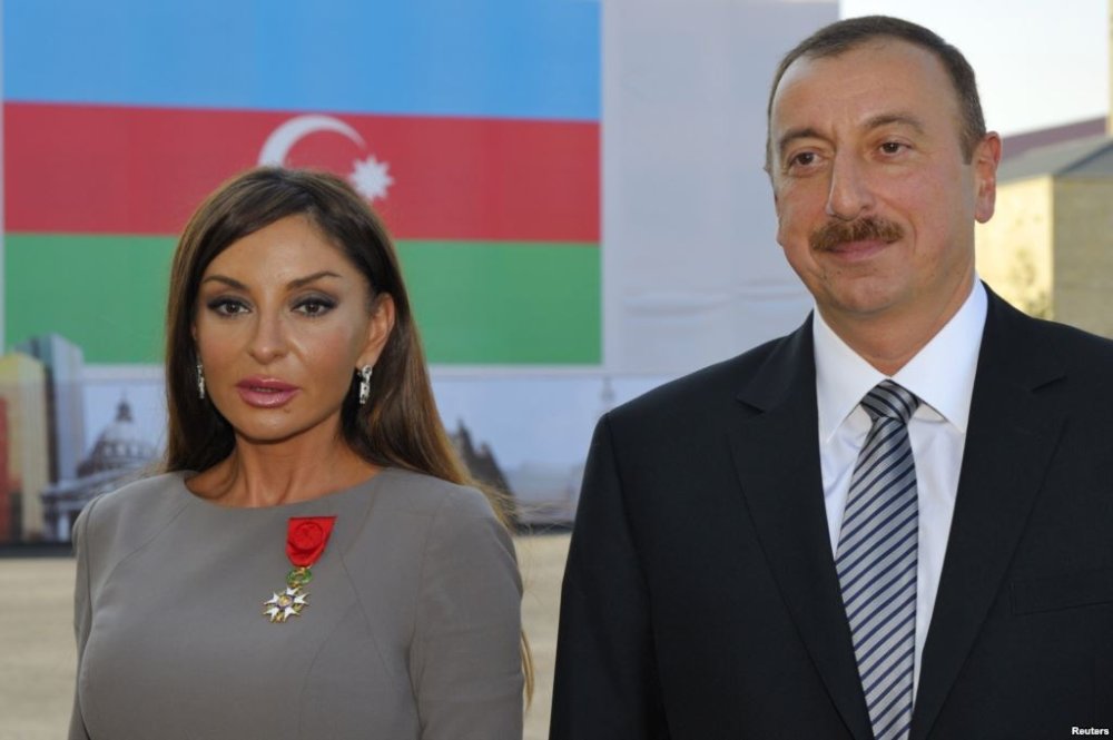 Ilham Eliyev, birinci xanim Mehriban Eliyeva ve qizlari Leyla Eliyeva ses veribler