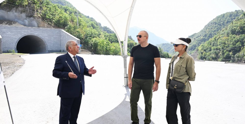 Ilham Eliyev ve birinci xanim Mehriban Eliyeva Kelbecer rayonunun Toganali-Kelbecer-Istisu avtomobil yolu layihesi cercivesinde insa olunan 4-cu tunelde ve bu yolun 15,2 kilometrlik hissesinde gorulen islerle tanis olublar - YENILENIB