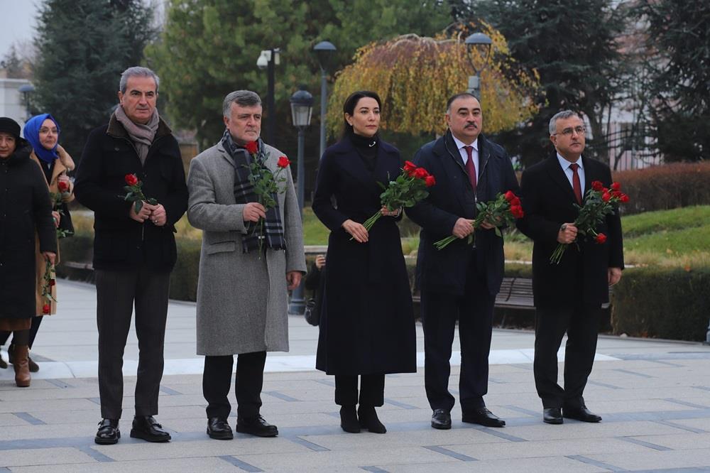 Mediatorlar Azerbaycan Ombudsmani ve sefir ile birlikde Ankarada Heyder Eliyevin abidesini ziyaret edib - FOTOLAR