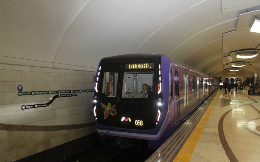 Baki metrosunda qatar nasazliq ehtimali ile texniki baxisa gonderilib