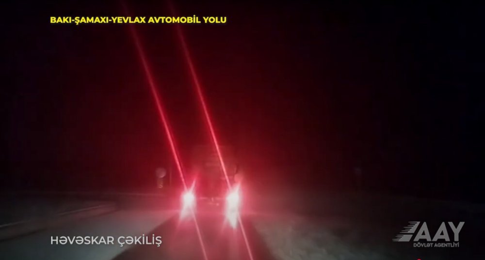 Baki-Samaxi avtomobil yolu qardan ve buzdan temizlenir