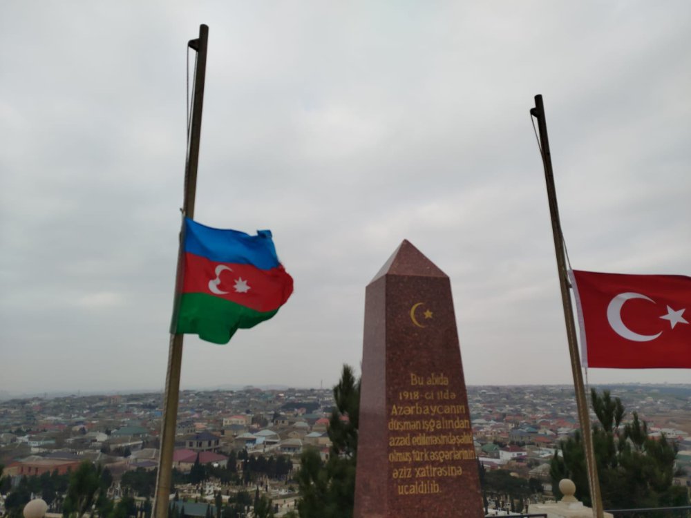 Turkiyenin Azerbaycandaki sefirliyinde bayraqlar endirildi