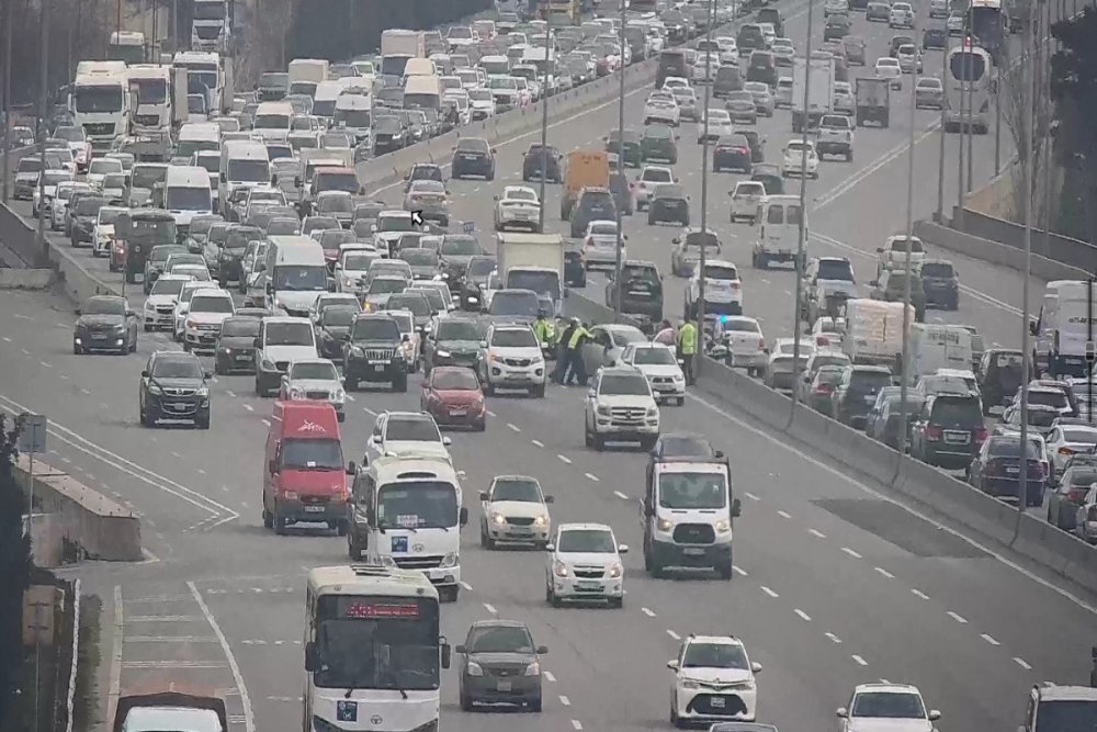 Beynelxalq Avtovagzalin yaxinliginda yol qezasi olub, sixliq yaranib