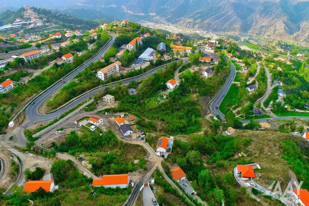 Azad edilmis erazilerde 3 min km-den artiq yol salinib - VIDEO