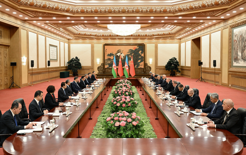 Prezident Ilham Eliyevin Cinin Sedri Si Cinpin ile genis terkibde gorusu olub
