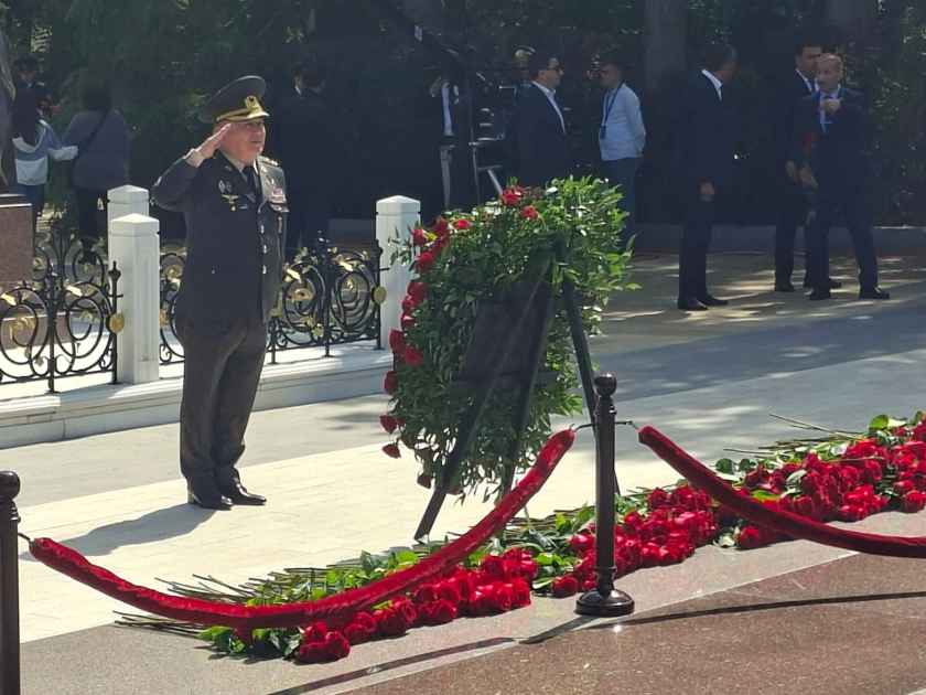 Muharibe, Emek ve Silahli Quvveler Veteranlari Teskilatinin emekdaslari Ulu Onderin mezarini ziyaret edibler