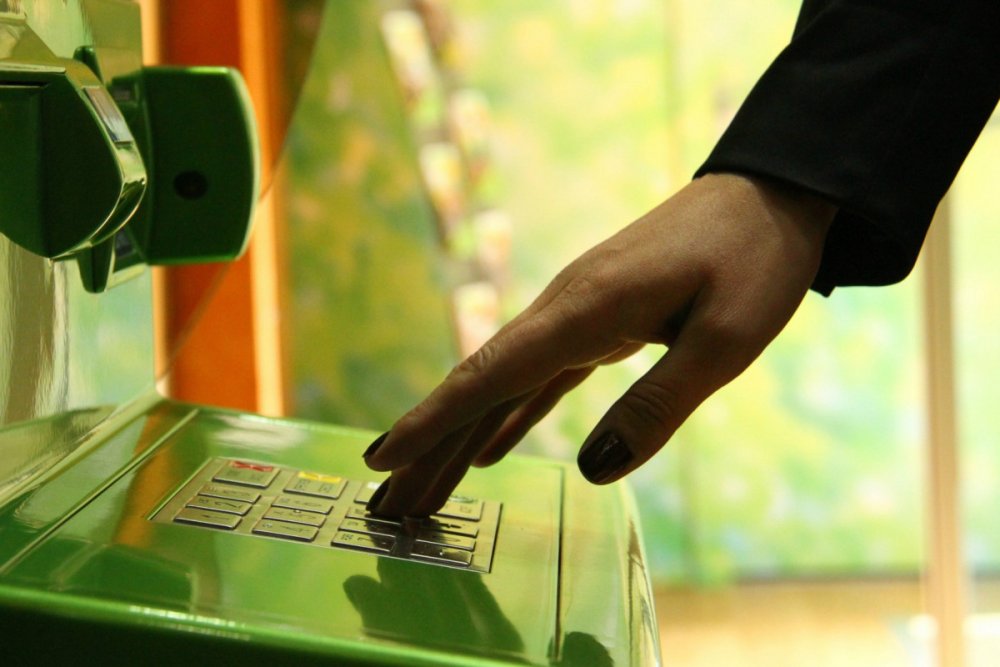 Oten gun bank kartlarindan 36 min manat ogurlanib