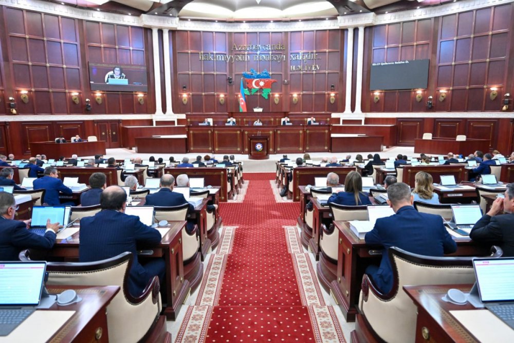Milli Meclisin “Konstitusiya ve Suverenlik Ili”ne hesr olunan xususi iclasi baslayib