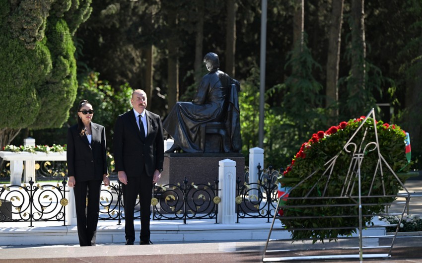 Ilham Eliyev ve Mehriban Eliyeva Fexri xiyabanda Ulu Onder Heyder Eliyevin mezarini ziyaret edibler