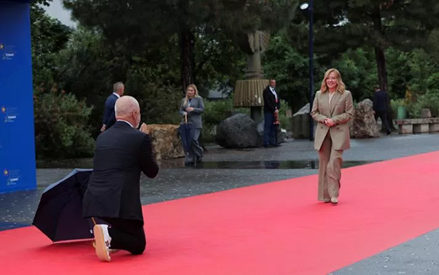 Melonini diz cokerek qarsiladi - VIDEO