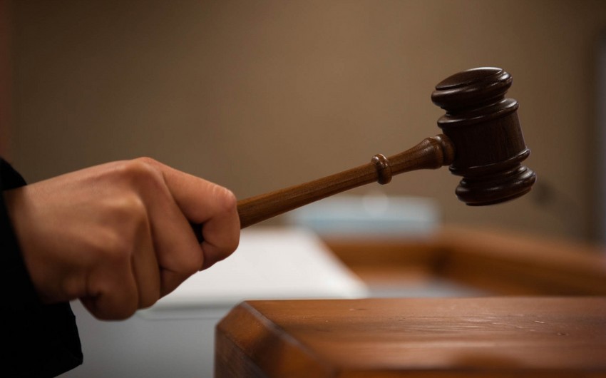 "Meclis.info" saytinin rehberinin ve onunla birge ittiham olunan sexslerin mehkemesi baslayib