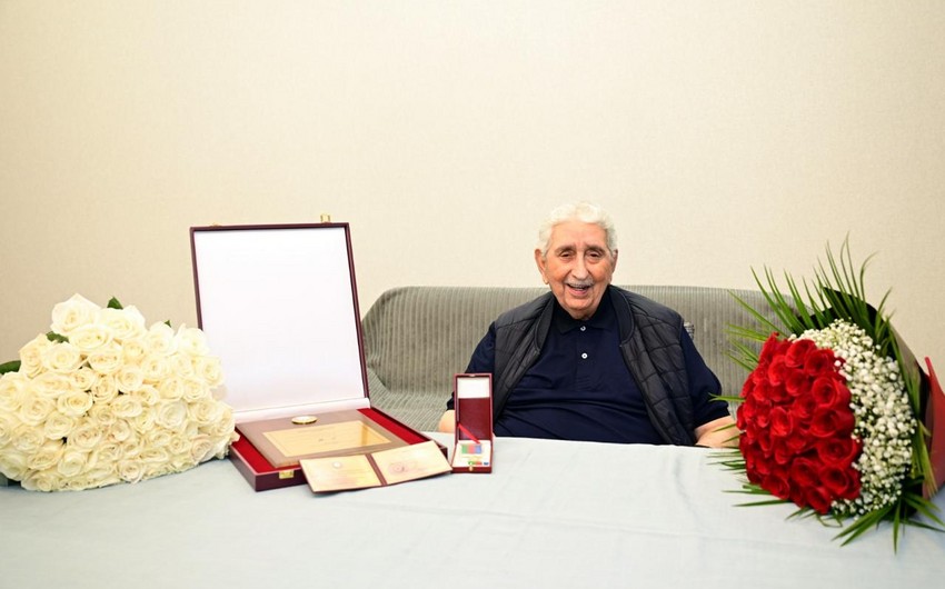 Xalq artisti Arif Babayeve Heyder Eliyev Mukafati teqdim olunub
