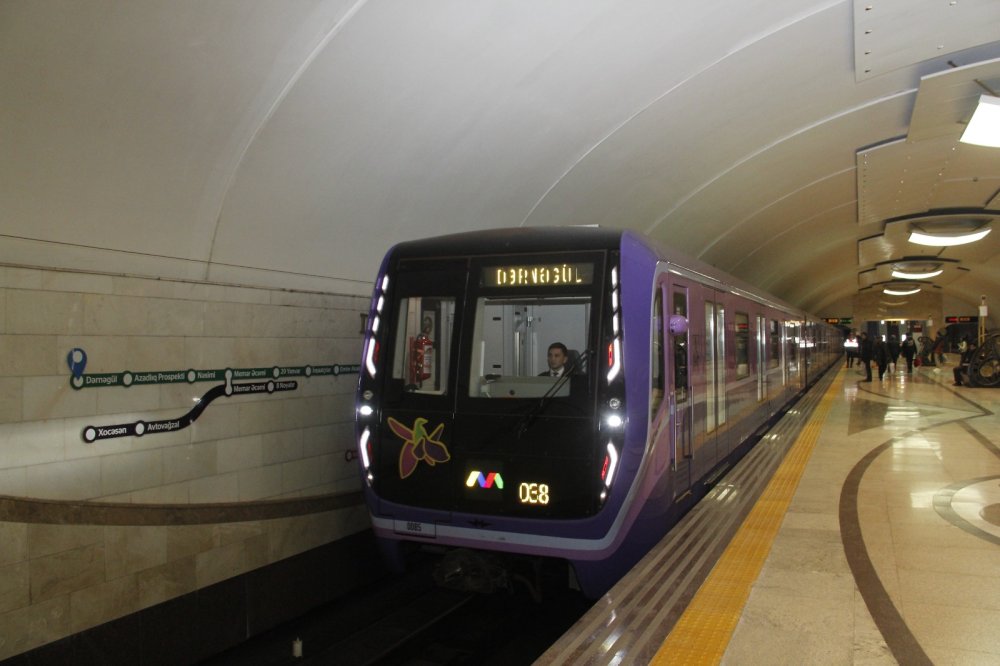 Baki metropoliteninde pik saatlarda interval azaldilib