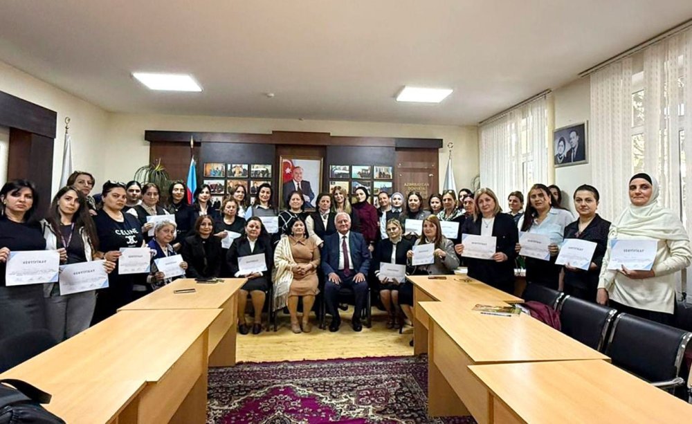 Tehsilverenlerin pesekar inkisafina destek telimleri davam edir