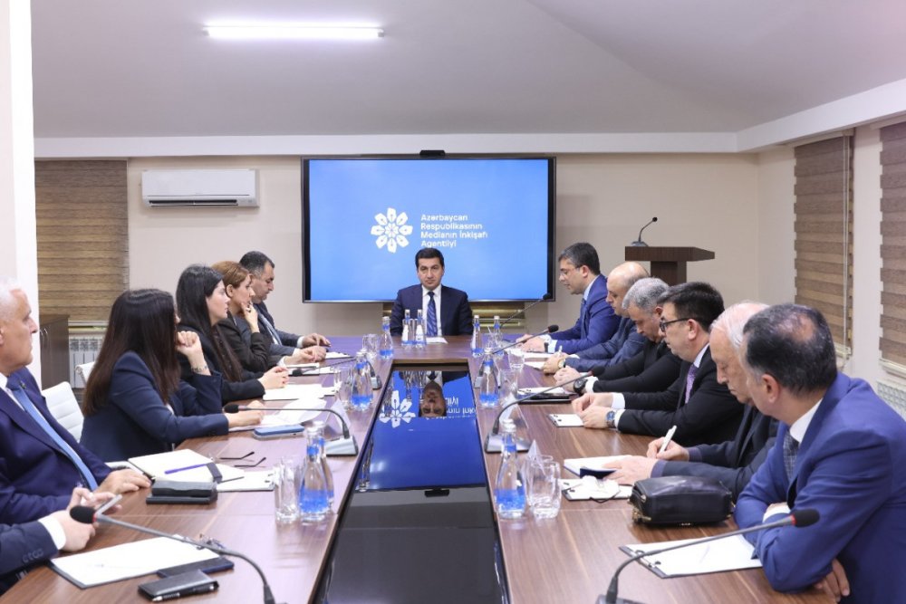 Hikmet Haciyev media subyektlerinin rehberleri ile gorusub