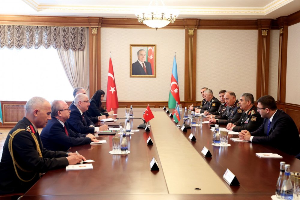 Azerbaycan ve Turkiye mudafie nazirleri gorusub