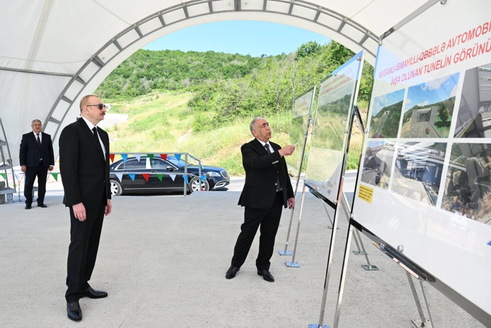 Ilham Eliyev Baki-Qebele avtomobil yolunun Muganli-Ismayilli-Qebele hissesinde gorulen islerle tanis olub