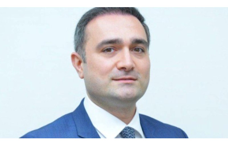 Edliyye Nazirliyinin idare reisi serxos veziyyetde saxlanildi —"Sayrisan isiqlari yandiraraq, tehlukeli manevrler edib"