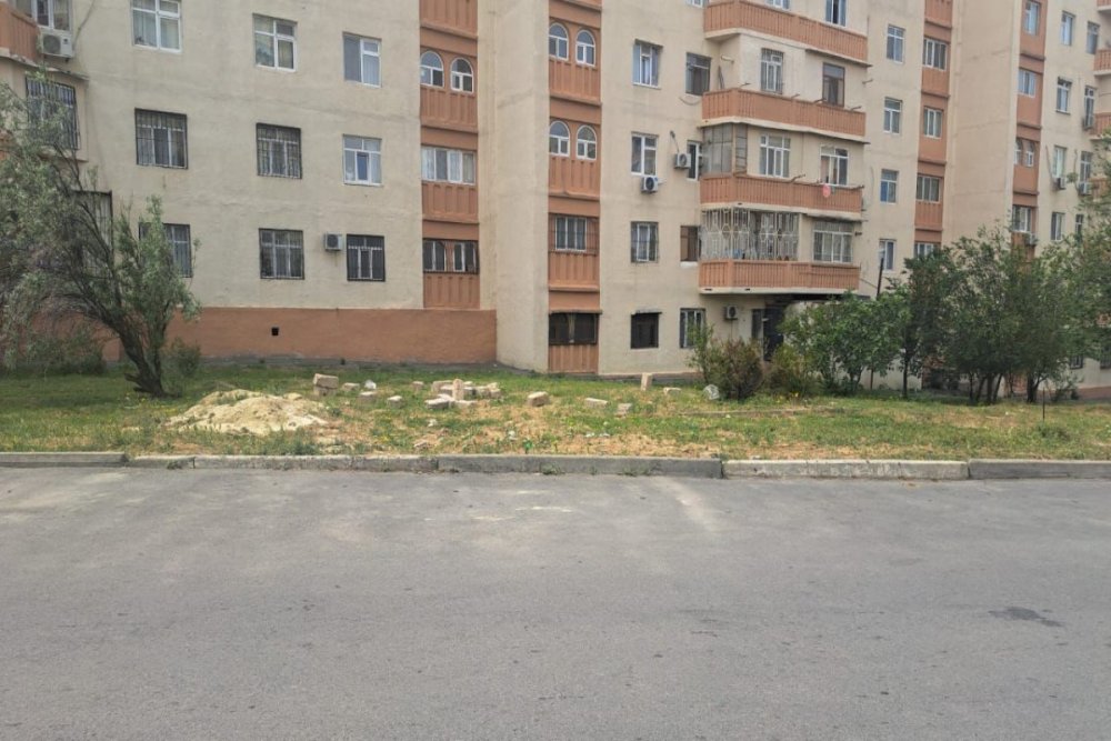 Yeni Gunesli qesebesinde binanin yaxinliginda qanunsuz yerlesdirilmis kosk sokulub