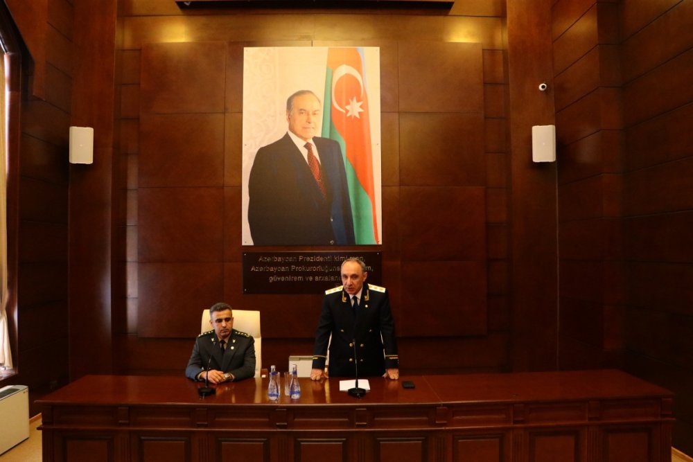 Bas prokuror Kamran Eliyev Behruz Ehmedovu Herbi Prokurorlugun kollektivine teqdim edib