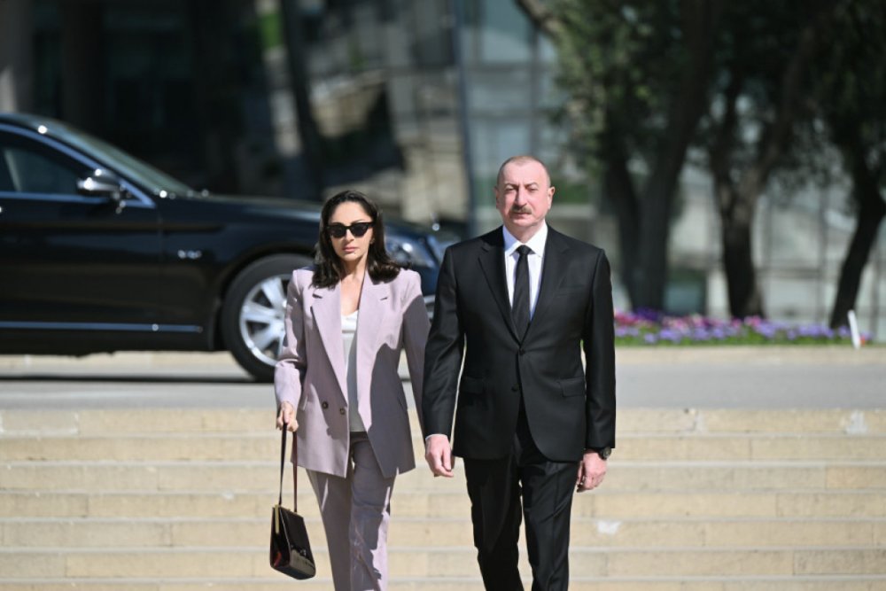 Prezident ve birinci xanim fasizm uzerinde Qelebe ugrunda mubarizede helak olan Azerbaycan ovladlarinin xatiresini aniblar