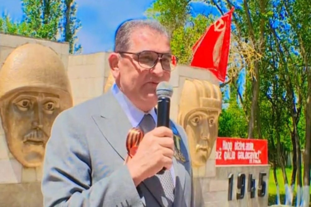 SSRI bayragi altinda, sinesinde "Georgi lenti" ile cixis eden Saleh Semedov Agsaqqallar Surasindan cixarilib
