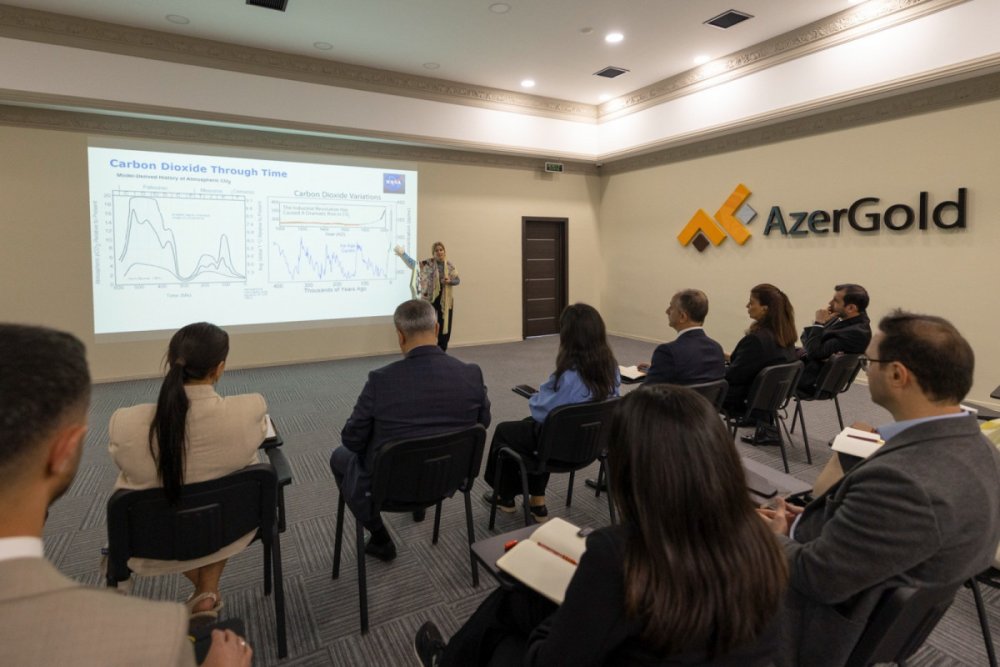 “AzerGold”da IE Universiteti terefinden dayaniqli inkisaf movzusunda telim kecirilib