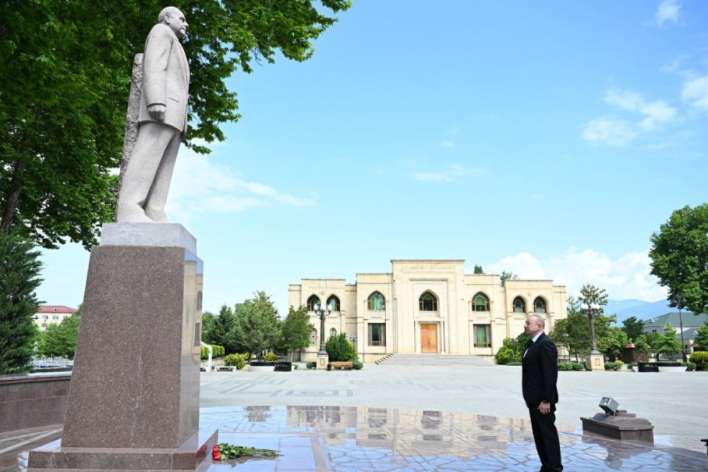 Prezident Ilham Eliyev Umummilli Lider Heyder Eliyevin Ismayilli seherinin merkezinde ucaldilmis abidesini ziyaret edib