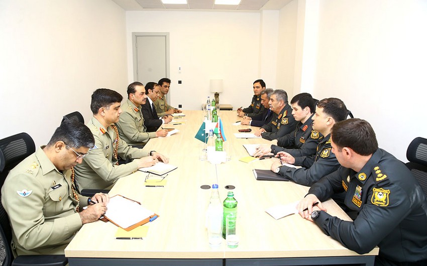 Azerbaycan mudafie naziri Lacinda Pakistan Quru Qosunlari komandani ile gorusub