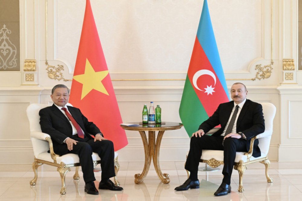 Prezident Ilham Eliyevin Vyetnam KP MK Bas katibi ile mehdud terkibde gorusu baslayib
