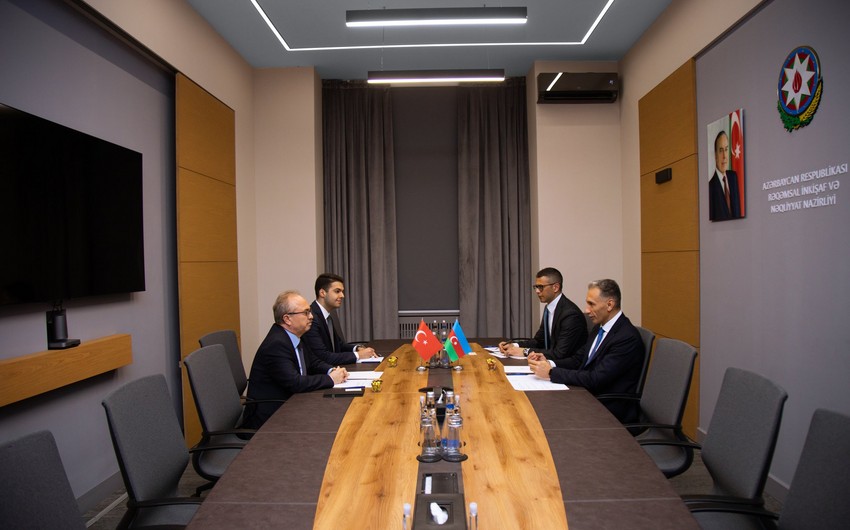 Azerbaycan ve Turkiye Orta Dehlizin inkisaf istiqametlerini muzakire edib