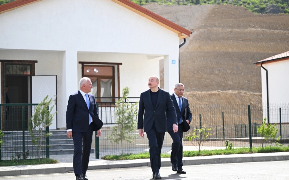 Prezident Lacinin Beylik kendinin acilisinda
