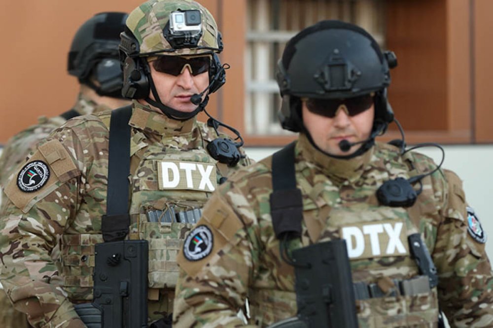 DTX xaricde terrorculuqda teqsirlendirilen sexsleri saxlayaraq Bakiya getirib, mehkemeleri kecirilir