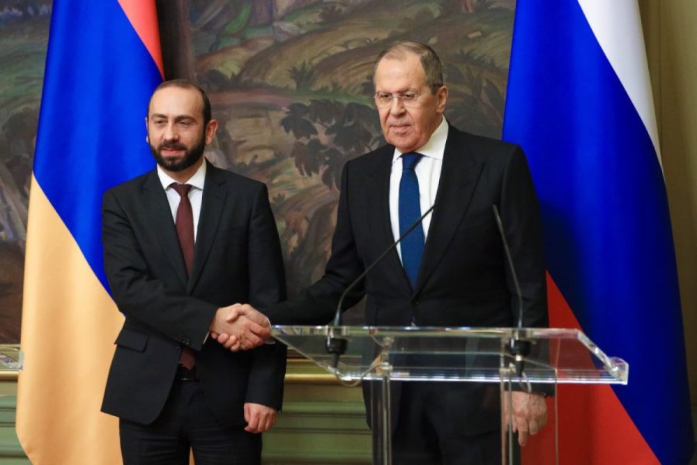 Irevanda Mirzoyan ve Lavrov arasinda gorus baslayib