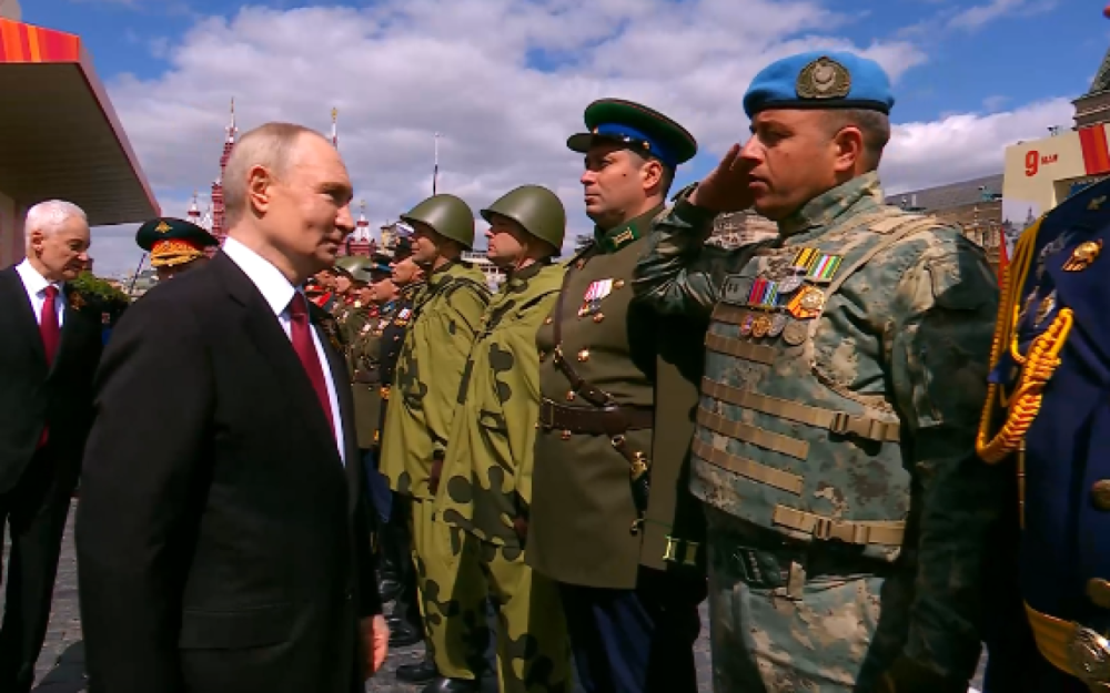 Putin Azerbaycan parad heyetinin komandiri ile salamlasdi - VIDEO