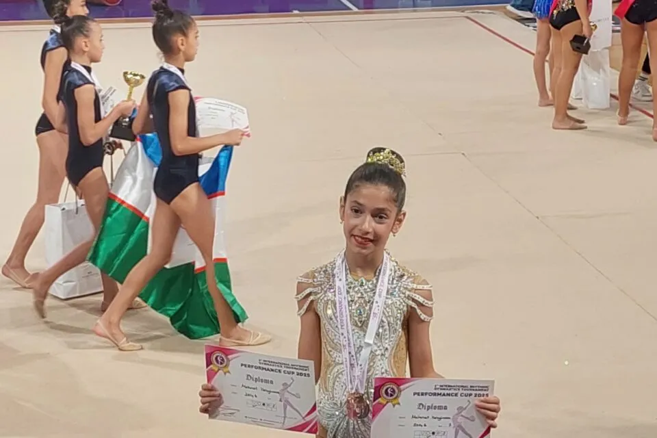 10 yasli gimnastin vetenperverlik numayisi