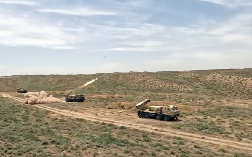 Azerbaycan Ordusu atesli reaktiv sistemlerden doyus atislari icra edib