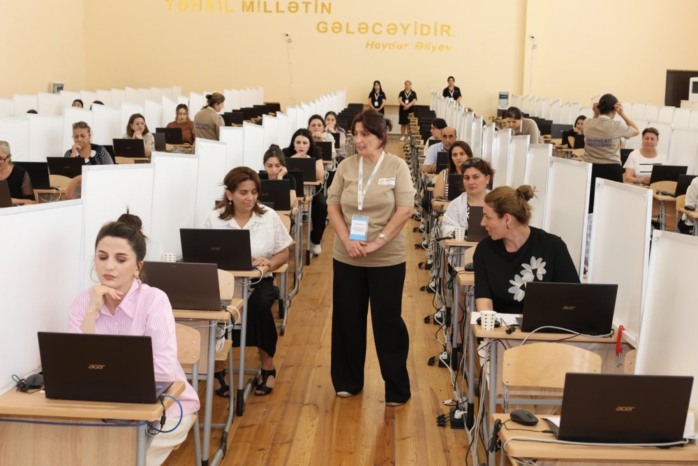 Azad olunan erazilerde calisan tehsil iscileri ilk defe sertifikasiya imtahanlarinda istirak edibler