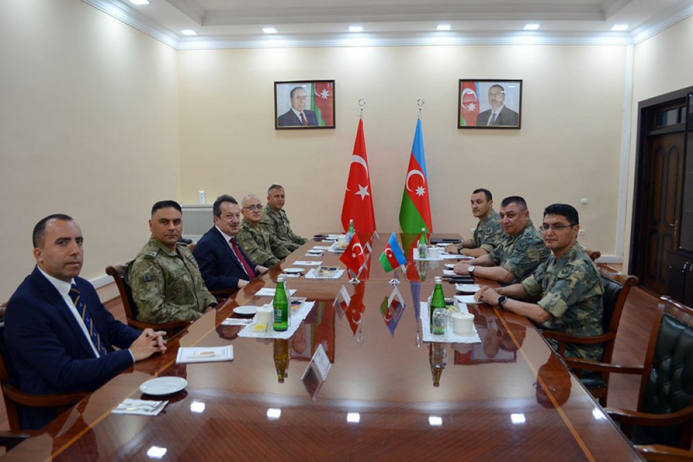 Turkiye numayende heyeti Azerbaycanin Quru Qosunlari Komandanliginda olub