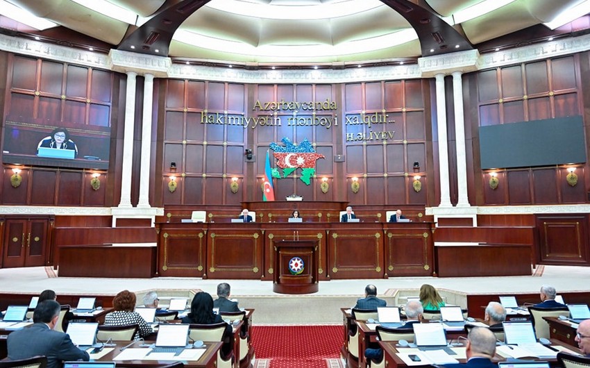 Milli Meclisin novbedenkenar sessiyasinin ilk iclasi baslayib