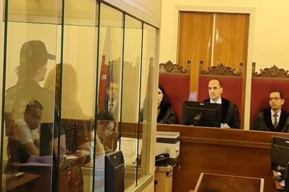 Hede-qorxu ile pul teleb etmede teqsirlendirilen "Beniz" leqebli tiktokerin mehkemesi baslayib