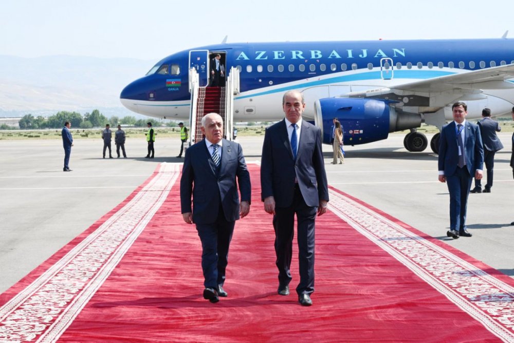 Bas nazir Eli Esedov Dusenbede isguzar seferdedir
