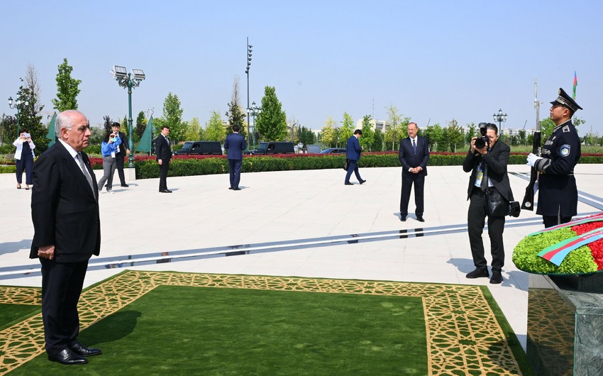 Eli Esedov Daskendde Musteqillik abidesini ziyaret edib