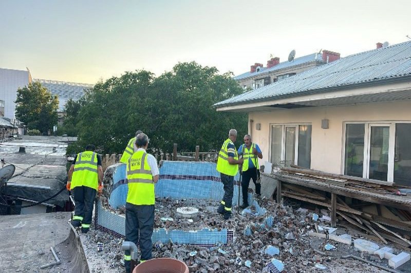 Bakida binanin daminda qanunsuz insa olunan hovuz sokulub